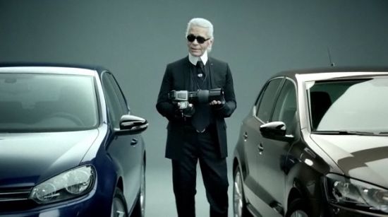 图为著名国际服装大师卡尔-拉格菲尔德(Karl Lagerfeld) 在德国大众汽车推出的新广告片中的画面。